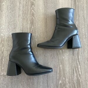 Lulus Black Ankle Boots / Booties size 6